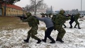 ОБУКА ВОЈНИХ ПОЛИЦАЈАЦА: Од неутрализације терориста до регулисања саобраћаја (ФОТО) ОБУКА ВОЈНИХ ПОЛИЦАЈАЦА: Од неутрализације терориста до регулисања саобраћаја (ФОТО)