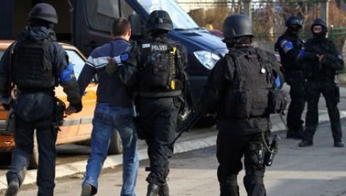 STAVILI MI LISICE, UMALO RUKU DA MI POLOME: Kurtijevi specijalci maltretirali mladića na putu za Gazimestan jer je na majici imao krst STAVILI MI LISICE, UMALO RUKU DA MI POLOME: Kurtijevi specijalci maltretirali mladića na putu za Gazimestan jer je na majici imao krst