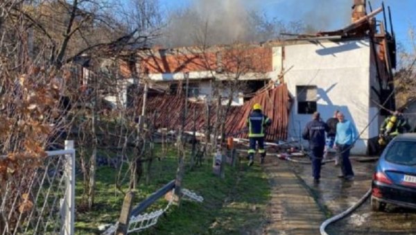 ДЕКА МИЛАН ПРЕБИРА ПО ЗГАРИШТУ: Пламен му однео деценије труда, он очајан каже – само да поправим кров и једну собицу (ФОТО) ДЕКА МИЛАН ПРЕБИРА ПО ЗГАРИШТУ: Пламен му однео деценије труда, он очајан каже – само да поправим кров и једну собицу (ФОТО)