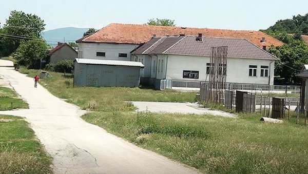 НАПАДНУТО ДВОЈЕ ДЕЦЕ НА КОСОВУ! Искочио из кола и појурио за њима, полиција лажне државе не реагује НАПАДНУТО ДВОЈЕ ДЕЦЕ НА КОСОВУ! Искочио из кола и појурио за њима, полиција лажне државе не реагује