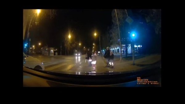 ПРЕЛАЗЕ НА ЦРВЕНО СА ДЕЦОМ, ВИЧУ НА ВОЗАЧЕ: Инцидент у Новом Саду, срећом нико није страдао! (ВИДЕО) ПРЕЛАЗЕ НА ЦРВЕНО СА ДЕЦОМ, ВИЧУ НА ВОЗАЧЕ: Инцидент у Новом Саду, срећом нико није страдао! (ВИДЕО)