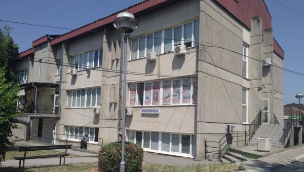 ЈУЧЕ ЈОШ 57 ПОЗИТИВНИХ: У Параћину ковид-амбуланта и на државни празник ради до 22 сата ЈУЧЕ ЈОШ 57 ПОЗИТИВНИХ: У Параћину ковид-амбуланта и на државни празник ради до 22 сата