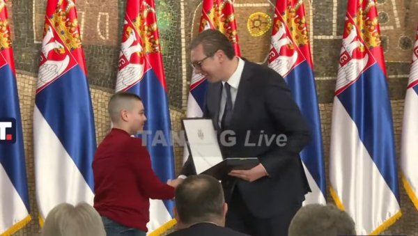 ЂЕНЕРАЛЕ, НЕК ЈЕ ТВОЈОЈ МАЈЦИ ХВАЛА Вучић: Коначно је дошло време да се захвалимо људима као што је генерал Раденовић ЂЕНЕРАЛЕ, НЕК ЈЕ ТВОЈОЈ МАЈЦИ ХВАЛА Вучић: Коначно је дошло време да се захвалимо људима као што је генерал Раденовић