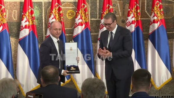 ПРЕДСЕДНИК ВУЧИЋ ОДЛИКОВАО МИЛАНА КНЕЖЕВИЋА: Председнику ДНП-а је додељен Орден српске заставе првог степена ПРЕДСЕДНИК ВУЧИЋ ОДЛИКОВАО МИЛАНА КНЕЖЕВИЋА: Председнику ДНП-а је додељен Орден српске заставе првог степена
