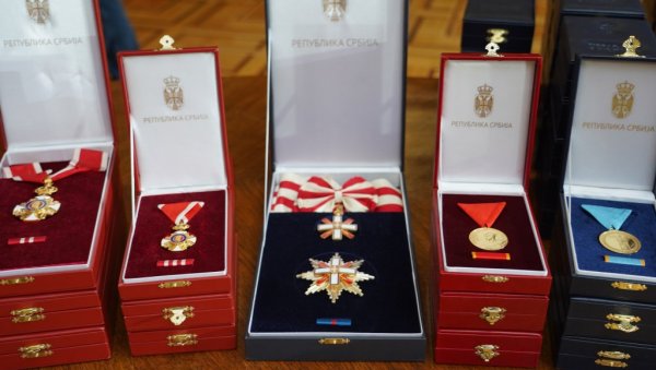 ДОДЕЉЕНО ОРДЕЊЕ ЗА ДАН ДРЖАВНОСТИ: Свечана церемонија у Палати Србија (ФОТО) ДОДЕЉЕНО ОРДЕЊЕ ЗА ДАН ДРЖАВНОСТИ: Свечана церемонија у Палати Србија (ФОТО)
