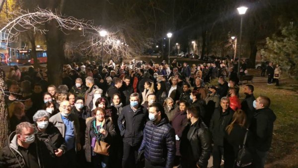 КРАЈИШНИЦИ СЕ ОКУПИЛИ ДА ПОДРЖЕ ВУЧИЋА: На скупу у Земуну чује се и песма (ФОТО/ВИДЕО) КРАЈИШНИЦИ СЕ ОКУПИЛИ ДА ПОДРЖЕ ВУЧИЋА: На скупу у Земуну чује се и песма (ФОТО/ВИДЕО)