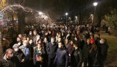 КРАЈИШНИЦИ СЕ ОКУПИЛИ ДА ПОДРЖЕ ВУЧИЋА: На скупу у Земуну чује се и песма (ФОТО/ВИДЕО) КРАЈИШНИЦИ СЕ ОКУПИЛИ ДА ПОДРЖЕ ВУЧИЋА: На скупу у Земуну чује се и песма (ФОТО/ВИДЕО)