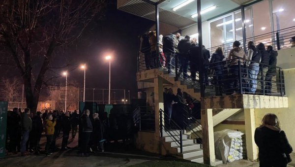 И ЛАЗАРЕВАЦ УЗ ВУЧИЋА: Грађани се окупили да искажу подршку председнику (ФОТО) И ЛАЗАРЕВАЦ УЗ ВУЧИЋА: Грађани се окупили да искажу подршку председнику (ФОТО)