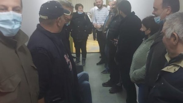 ЦЕЛО КУЧЕВО ЈЕ ЗА ВУЧИЋА: Народ стигао да подржи листу СНС (ФОТО) ЦЕЛО КУЧЕВО ЈЕ ЗА ВУЧИЋА: Народ стигао да подржи листу СНС (ФОТО)