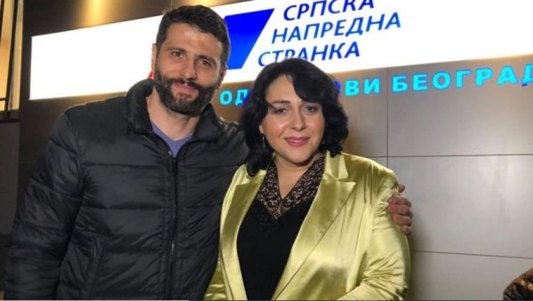 ВЕЛИКИ БРОЈ ГРАЂАНА НА УЛИЦАМА: Александар Шапић и Марија Здравковић потписују листу СНС на Новом Београду ВЕЛИКИ БРОЈ ГРАЂАНА НА УЛИЦАМА: Александар Шапић и Марија Здравковић потписују листу СНС на Новом Београду