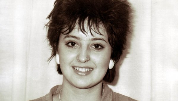 ЗВАЛИ СУ ЈЕ СРПСКА МАДОНА: Ретко виђене фотографије Драгане Мирковић - ево како је градила успешну каријеру, али и породичну идилу (ФОТО) ЗВАЛИ СУ ЈЕ СРПСКА МАДОНА: Ретко виђене фотографије Драгане Мирковић - ево како је градила успешну каријеру, али и породичну идилу (ФОТО)