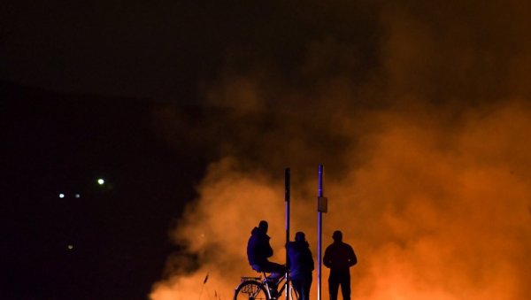 СТРАВИЧАН ПОЖАР У ФУТОГУ: Ватра гутала све пред собом, фотографије са лица места (ФОТО) СТРАВИЧАН ПОЖАР У ФУТОГУ: Ватра гутала све пред собом, фотографије са лица места (ФОТО)
