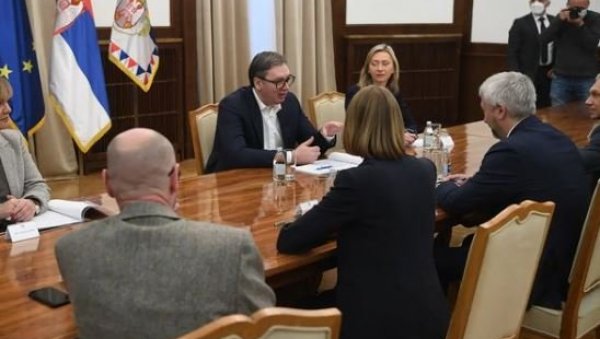 ВАЖАН РАЗГОВОР: Вучић се састао са Јевгенијем Примаковим (ФОТО) ВАЖАН РАЗГОВОР: Вучић се састао са Јевгенијем Примаковим (ФОТО)