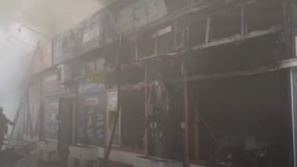 ВЕЛИКИ ПОЖАР НА АУТОБУСКОЈ СТАНИЦИ: Ватрена стихија у Сарајеву, има повређених (ВИДЕО) ВЕЛИКИ ПОЖАР НА АУТОБУСКОЈ СТАНИЦИ: Ватрена стихија у Сарајеву, има повређених (ВИДЕО)