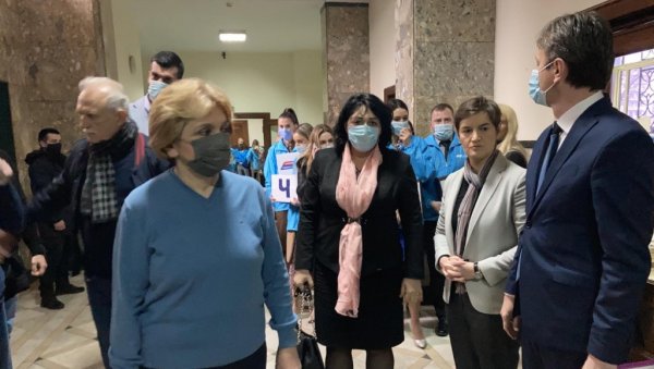 ПОЗНАТЕ ЛИЧНОСТИ НА ЛИСТИ ЗА СНС: Међу истакнутима и докторка Нада Мацура ПОЗНАТЕ ЛИЧНОСТИ НА ЛИСТИ ЗА СНС: Међу истакнутима и докторка Нада Мацура