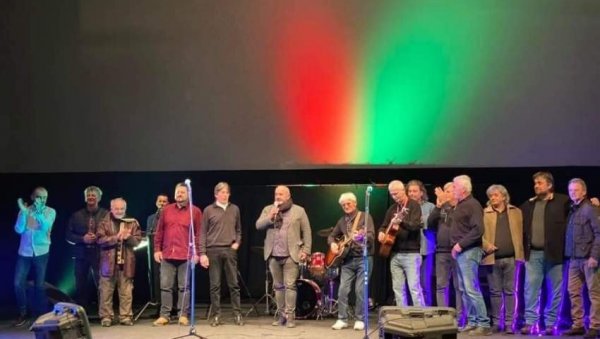 ПЕВАЛИ СРЦЕМ ЗА ТРОЈЕ МАЛОЛЕТНЕ ДЕЦЕ: Џолићи за непуну годину остали без оба родитеља ПЕВАЛИ СРЦЕМ ЗА ТРОЈЕ МАЛОЛЕТНЕ ДЕЦЕ: Џолићи за непуну годину остали без оба родитеља