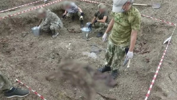 ОТКРИВЕНЕ МАСОВНЕ ГРОБНИЦЕ У ДОНБАСУ: Русија отвара кривични поступак због ратних злочина ОТКРИВЕНЕ МАСОВНЕ ГРОБНИЦЕ У ДОНБАСУ: Русија отвара кривични поступак због ратних злочина