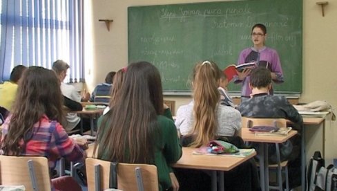 U ŠKOLI DOSADNO, ČASOVI KOD KUĆE: Pred kraj polugodišta trećina đaka radi sa privatnim profesorima