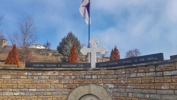 КРСТ ПОНОВО СИЈА У ОРАХОВЦУ: Албански екстремисти га срушили, поново постављено знамење на споменику КРСТ ПОНОВО СИЈА У ОРАХОВЦУ: Албански екстремисти га срушили, поново постављено знамење на споменику