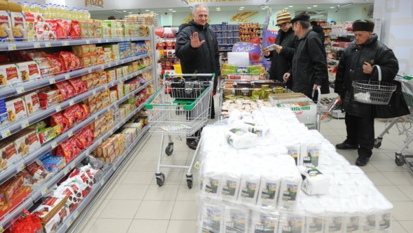 ЗБОГ ПРЕПРОДАВАЦА ОГРАНИЧЕНА КУПОВИНА: Један трговински ланац прописао да купци могу да пазаре максимално шест производа на акцији ЗБОГ ПРЕПРОДАВАЦА ОГРАНИЧЕНА КУПОВИНА: Један трговински ланац прописао да купци могу да пазаре максимално шест производа на акцији
