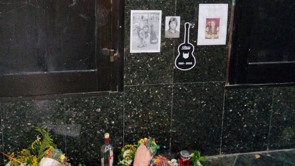 ПОСЛЕДЊИ ИСПРАЋАЈ У ПОДНЕ: Данас сахрана Блекија, трагично страдалог уличног свирача ПОСЛЕДЊИ ИСПРАЋАЈ У ПОДНЕ: Данас сахрана Блекија, трагично страдалог уличног свирача