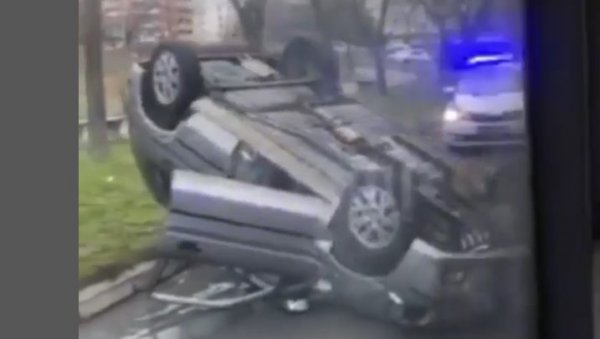 САОБРАЋАЈНА НЕСРЕЋА У МИРИЈЕВУ: Аутомобил се преврнуо на кров и препречио улицу САОБРАЋАЈНА НЕСРЕЋА У МИРИЈЕВУ: Аутомобил се преврнуо на кров и препречио улицу