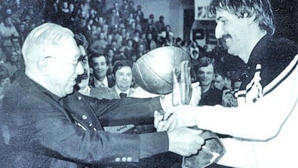 ВРЕМЕПЛОВ: Епско финале ФИБА Купа Радивоја Кораћа у Бањалуци - Југославија не памти овакав кошаркашки ватромет ВРЕМЕПЛОВ: Епско финале ФИБА Купа Радивоја Кораћа у Бањалуци - Југославија не памти овакав кошаркашки ватромет