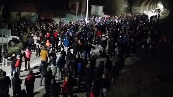 БЛОКАДАМА БРАНЕ ПОБЕДУ НА ИЗБОРИМА: Црна Гора у општем политичком хаосу ишчекује епилог дубоке кризе БЛОКАДАМА БРАНЕ ПОБЕДУ НА ИЗБОРИМА: Црна Гора у општем политичком хаосу ишчекује епилог дубоке кризе