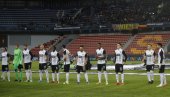 ПРАГОМ СЕ ОРИЛО КОСОВО СРБИЈА: Чеси певали заједно са гробарима (ВИДЕО) ПРАГОМ СЕ ОРИЛО КОСОВО СРБИЈА: Чеси певали заједно са гробарима (ВИДЕО)