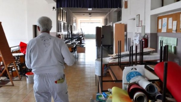БИЋЕ СРЕЂЕНО СВИХ 10 ШКОЛА: Почели радови на текућем одржавању осмолетки на Савском венцу БИЋЕ СРЕЂЕНО СВИХ 10 ШКОЛА: Почели радови на текућем одржавању осмолетки на Савском венцу