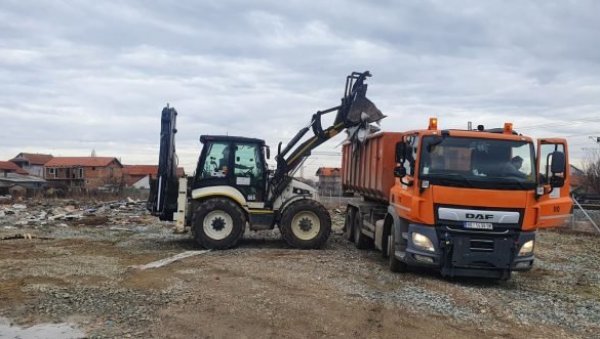 УКЛОЊЕНА ДЕПОНИЈА У БАТАЈНИЦИ: Акција у Земуну УКЛОЊЕНА ДЕПОНИЈА У БАТАЈНИЦИ: Акција у Земуну