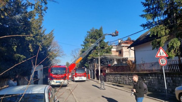 ДЕТАЉИ ПОЖАРА У РЕЗИДЕНЦИЈИ ХРВАТСКЕ АМБАСАДЕ: Ватрогасци на терену, сумња се да је ватра букнула због неисправних инсталација (ФОТО/ВИДЕО) ДЕТАЉИ ПОЖАРА У РЕЗИДЕНЦИЈИ ХРВАТСКЕ АМБАСАДЕ: Ватрогасци на терену, сумња се да је ватра букнула због неисправних инсталација (ФОТО/ВИДЕО)