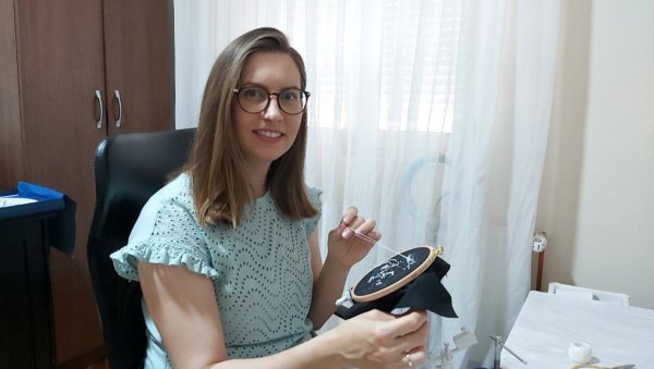 УЛТРАЗВУК БЕБЕ ИЗВЕЗЕ У СЛИКУ: Кикинђанка Бранислава Јанков посао правника у Тужилаштву заменила израдом гоблена са несвакидашњим мотивом УЛТРАЗВУК БЕБЕ ИЗВЕЗЕ У СЛИКУ: Кикинђанка Бранислава Јанков посао правника у Тужилаштву заменила израдом гоблена са несвакидашњим мотивом