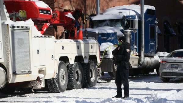 ПОЛИЦИЈА РАЗБИЈА ПРОТЕСТ КАМИОНЏИЈА: Теретна возила уклањају камионе, приводе се демонстранти ПОЛИЦИЈА РАЗБИЈА ПРОТЕСТ КАМИОНЏИЈА: Теретна возила уклањају камионе, приводе се демонстранти
