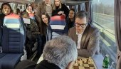 ВУЧИЋ КРЕНУО КА МЕРОШИНИ: Председник показао како проводи време у путовању (ФОТО) ВУЧИЋ КРЕНУО КА МЕРОШИНИ: Председник показао како проводи време у путовању (ФОТО)
