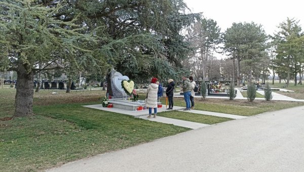 НА ГРОБУ ВЕНАЦ ОД БЕЛИХ РУЖА У ОБЛИКУ СРЦА: Највећи фанови Ђорђа Балашевића обележили годишњицу његове смрти НА ГРОБУ ВЕНАЦ ОД БЕЛИХ РУЖА У ОБЛИКУ СРЦА: Највећи фанови Ђорђа Балашевића обележили годишњицу његове смрти