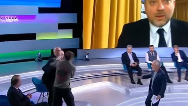 ПОЛИТИЧАР СРПСКОГ ПОРЕКЛА НАПАДНУТ У ПРОГРАМУ УЖИВО: На каналу Украјина 24 говорио руски, а онда је уследио бруталан напад ПОЛИТИЧАР СРПСКОГ ПОРЕКЛА НАПАДНУТ У ПРОГРАМУ УЖИВО: На каналу Украјина 24 говорио руски, а онда је уследио бруталан напад