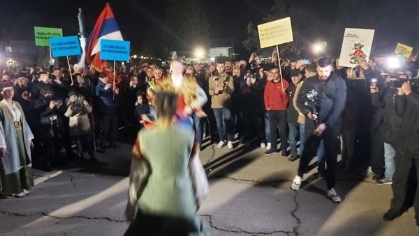 ОДРЖАН ПРОТЕСТ У НИКШИЋУ Бечић поручио: Нико нас неће мирити са криминалом и корупцијом (ФОТО) ОДРЖАН ПРОТЕСТ У НИКШИЋУ Бечић поручио: Нико нас неће мирити са криминалом и корупцијом (ФОТО)