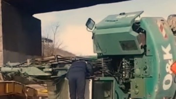 НЕСВАКИДАШЊИ УДЕС У НИШУ: Грађевинска машина пала са приколице камиона у Булевару Николе Тесле НЕСВАКИДАШЊИ УДЕС У НИШУ: Грађевинска машина пала са приколице камиона у Булевару Николе Тесле