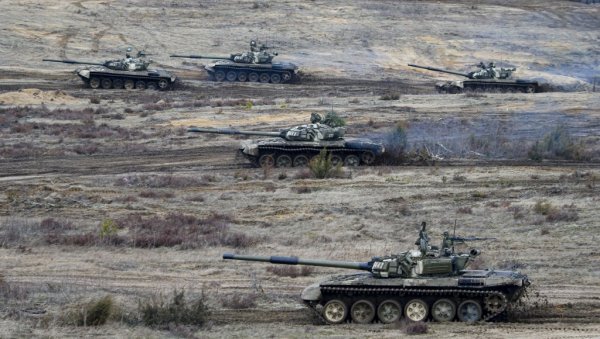 ПОГЛЕДАЈТЕ – РУСКИ ТЕНКОВИ И ХАУБИЦЕ КОД СЛАВЈАНСКА: Гранатирање украјинских положаја (ВИДЕО) ПОГЛЕДАЈТЕ – РУСКИ ТЕНКОВИ И ХАУБИЦЕ КОД СЛАВЈАНСКА: Гранатирање украјинских положаја (ВИДЕО)