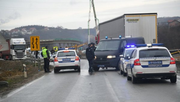 СКАМЕНИО САМ СЕ КАД ЈЕ ПУЦАО СЕБИ У ГЛАВУ Очевидац ужаса код Ресника не може да дође себи након стравичне сцене самоубиства СКАМЕНИО САМ СЕ КАД ЈЕ ПУЦАО СЕБИ У ГЛАВУ Очевидац ужаса код Ресника не може да дође себи након стравичне сцене самоубиства