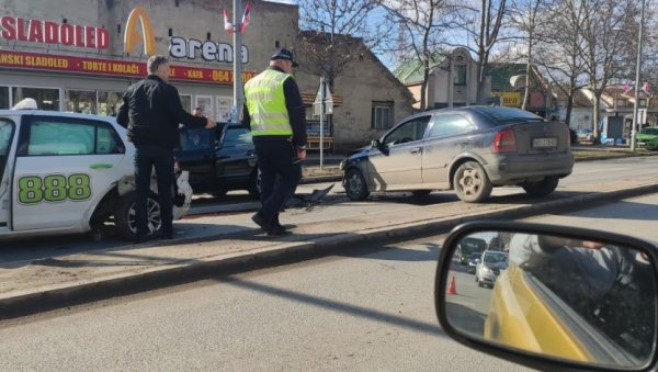 СУДАР У ЦЕНТРУ ЗРЕЊАНИНА: Полиција обавља увиђај (ФОТО) СУДАР У ЦЕНТРУ ЗРЕЊАНИНА: Полиција обавља увиђај (ФОТО)