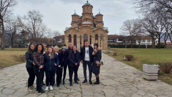 ПОРУКЕ ПОДРШКЕ ВУЧИЋУ ИЗ ГРАЧАНИЦЕ: Захваљујући председнику ми и даље опстајемо овде (ФОТО/ВИДЕО) ПОРУКЕ ПОДРШКЕ ВУЧИЋУ ИЗ ГРАЧАНИЦЕ: Захваљујући председнику ми и даље опстајемо овде (ФОТО/ВИДЕО)