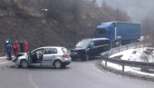 SAOBRAĆAJNA NESREĆA KOD NOVE VAROŠI: U udesu povređeno više osoba, obustavljen saobraćaj SAOBRAĆAJNA NESREĆA KOD NOVE VAROŠI: U udesu povređeno više osoba, obustavljen saobraćaj