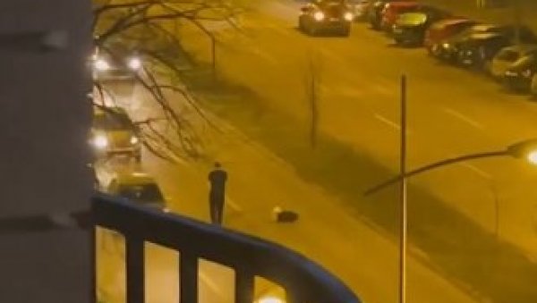 БИЗАРНА СЦЕНА У НОВОМ САДУ: Мушкарац корачао лево десно само да заустави кола, никоме није јасно шта је хтео (ВИДЕО) БИЗАРНА СЦЕНА У НОВОМ САДУ: Мушкарац корачао лево десно само да заустави кола, никоме није јасно шта је хтео (ВИДЕО)