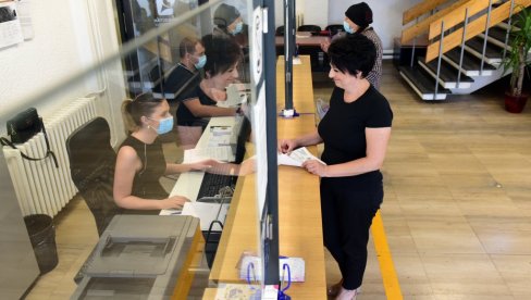 ŽITELJI BORČE VIŠE NE MORAJU DA IDU U CENTAR GRADA ZBOG RAČUNA: Dobili su još jedan šalter u Uslužnom centru ŽITELJI BORČE VIŠE NE MORAJU DA IDU U CENTAR GRADA ZBOG RAČUNA: Dobili su još jedan šalter u Uslužnom centru