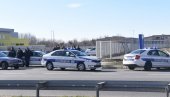PRVE FOTOGRAFIJE SA MESTA UBISTVA U ZEMUNU: Telo radnika (32) još uvek na ulici (FOTO) PRVE FOTOGRAFIJE SA MESTA UBISTVA U ZEMUNU: Telo radnika (32) još uvek na ulici (FOTO)