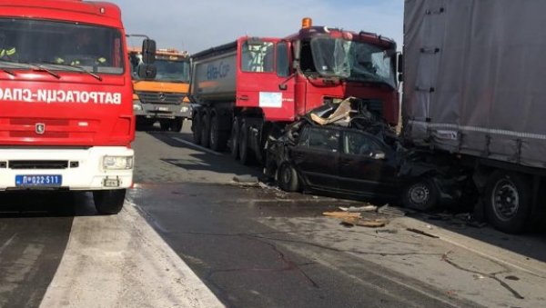 ОД УДАРЦА СВЕ У КАБИНИ ПОЛЕТЕЛО: Камионџија под чије је возило подлетела шкода није знао да је возач страдао ОД УДАРЦА СВЕ У КАБИНИ ПОЛЕТЕЛО: Камионџија под чије је возило подлетела шкода није знао да је возач страдао