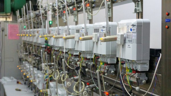 ЗА МЕСЕЦ ДАНА 590 ПОЖАРА, ПОГИНУЛО СЕДМОРО: Надлежни упозоравају - Старе дрвене разводне кутије у више од 4.000 београдских зграда ЗА МЕСЕЦ ДАНА 590 ПОЖАРА, ПОГИНУЛО СЕДМОРО: Надлежни упозоравају - Старе дрвене разводне кутије у више од 4.000 београдских зграда