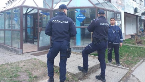 УХАПШЕН РАЗБОЈНИК НА ЗВЕЗДАРИ: Покушао да опљачка пошту УХАПШЕН РАЗБОЈНИК НА ЗВЕЗДАРИ: Покушао да опљачка пошту